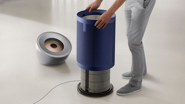 Person wechselt Filter des Dyson Purifier Big+Quiet Formaldehyde